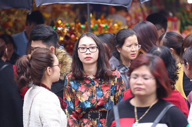 Hà Nội: Ngày làm việc đầu năm, dân công sở tranh thủ giờ nghỉ trưa để đi lễ chùa - Ảnh 3.