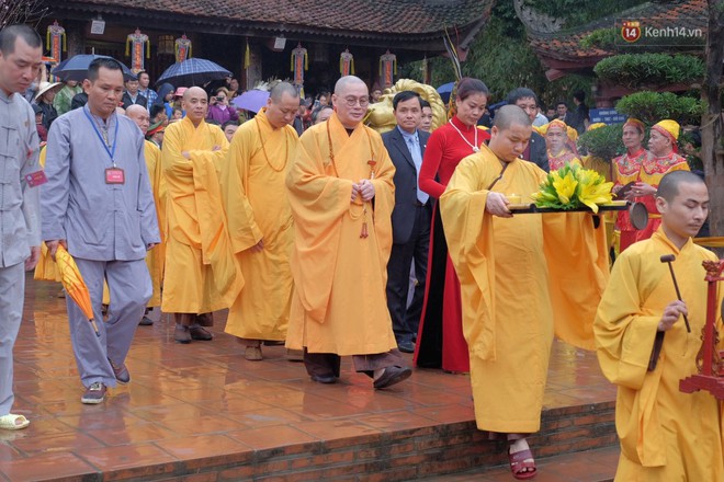 Người dân chen chân hứng "nước thánh" ở động Hương Tích trong ngày khai hội chùa Hương - Ảnh 8.