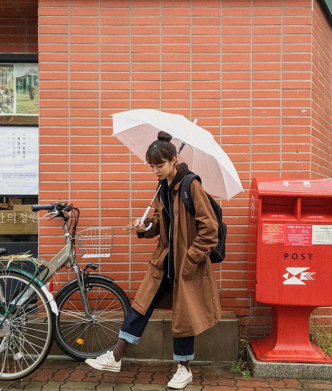 Ng&agrave;y mưa &acirc;m u kh&ocirc;ng biết mặc g&igrave;, bạn chỉ cần ghi nhớ 5 item n&agrave;y l&agrave; c&oacute; thể h&ocirc; biến ngay h&agrave;ng loạt set đồ si&ecirc;u ưng mắt - Ảnh 9.