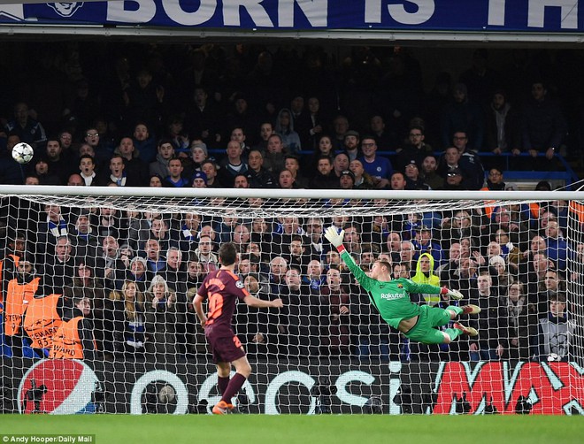 Messi ph&aacute; dớp, Barca may mắn tho&aacute;t thua Chelsea - Ảnh 6.