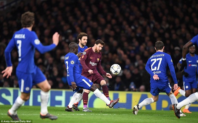 Messi ph&aacute; dớp, Barca may mắn tho&aacute;t thua Chelsea - Ảnh 7.