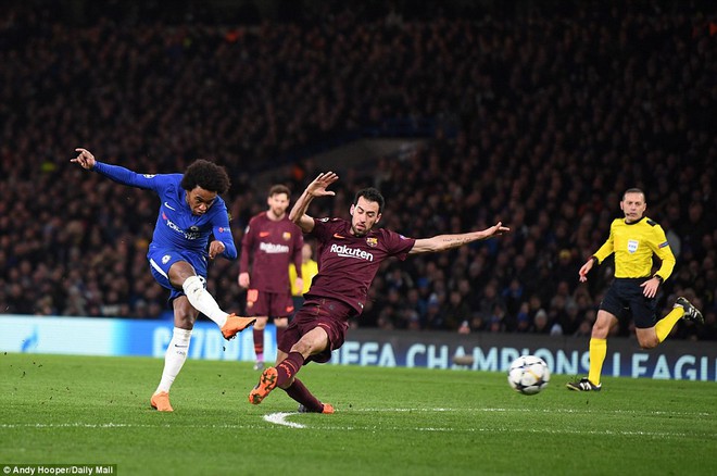 Messi ph&aacute; dớp, Barca may mắn tho&aacute;t thua Chelsea - Ảnh 8.