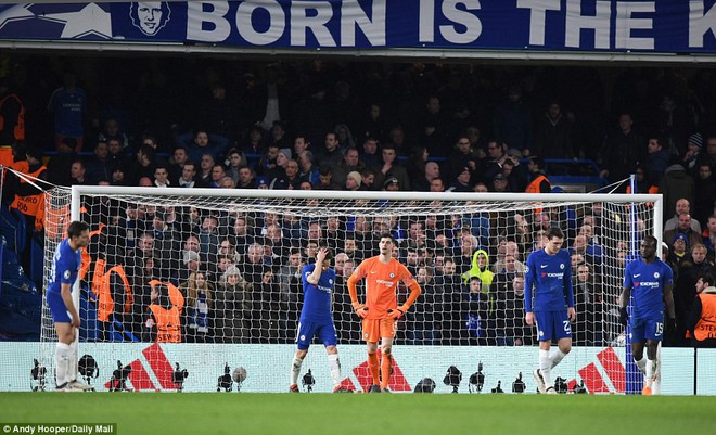 Messi ph&aacute; dớp, Barca may mắn tho&aacute;t thua Chelsea - Ảnh 15.