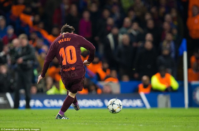 Messi ph&aacute; dớp, Barca may mắn tho&aacute;t thua Chelsea - Ảnh 12.