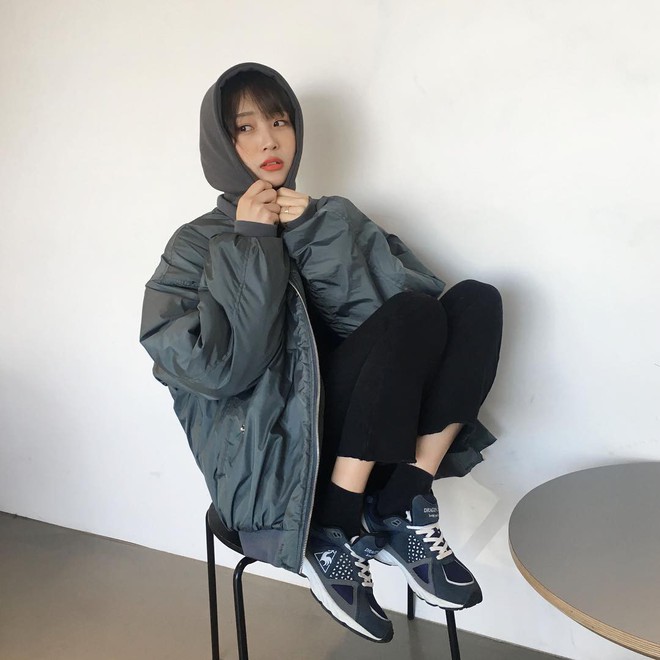 Ng&agrave;y mưa &acirc;m u kh&ocirc;ng biết mặc g&igrave;, bạn chỉ cần ghi nhớ 5 item n&agrave;y l&agrave; c&oacute; thể h&ocirc; biến ngay h&agrave;ng loạt set đồ si&ecirc;u ưng mắt - Ảnh 14.