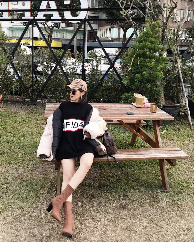 Ng&agrave;y mưa &acirc;m u kh&ocirc;ng biết mặc g&igrave;, bạn chỉ cần ghi nhớ 5 item n&agrave;y l&agrave; c&oacute; thể h&ocirc; biến ngay h&agrave;ng loạt set đồ si&ecirc;u ưng mắt - Ảnh 13.