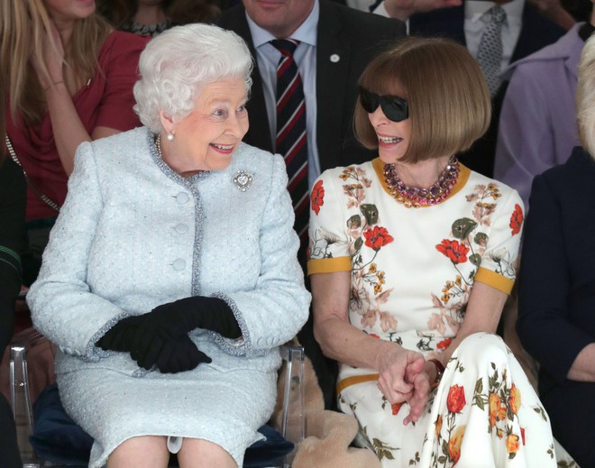 Nữ hoàng Anh trực tiếp ngồi hàng ghế đầu xem show thời trang, bàn tán rôm rả với Tổng biên tập Vogue Anna Wintour - Ảnh 7.