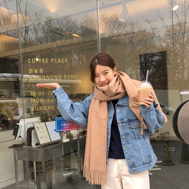 Ng&agrave;y mưa &acirc;m u kh&ocirc;ng biết mặc g&igrave;, bạn chỉ cần ghi nhớ 5 item n&agrave;y l&agrave; c&oacute; thể h&ocirc; biến ngay h&agrave;ng loạt set đồ si&ecirc;u ưng mắt - Ảnh 15.