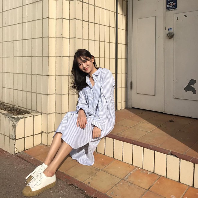 Lười mix đồ nhưng vẫn muốn tr&ocirc;ng m&igrave;nh thật hay ho, bạn h&atilde;y sắm ngay một chiếc v&aacute;y sơ mi d&aacute;ng rộng như thế n&agrave;y - Ảnh 6.