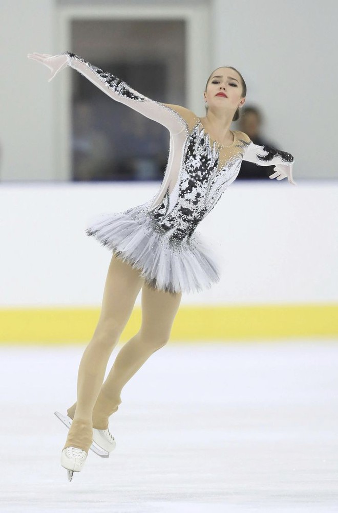 Nữ hoàng sân băng 15 tuổi người Nga phá kỷ lục thế giới tại Olympic mùa đông - Ảnh 3.