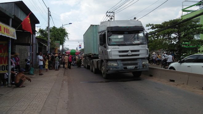 Đôi nam nữ chết thảm dưới bánh xe container ở Sài Gòn ngày mùng 6 Tết - Ảnh 2.