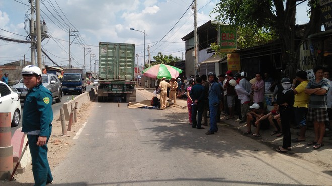 Đ&ocirc;i nam nữ chết thảm dưới b&aacute;nh xe container ở S&agrave;i G&ograve;n ng&agrave;y m&ugrave;ng 6 Tết - Ảnh 1.