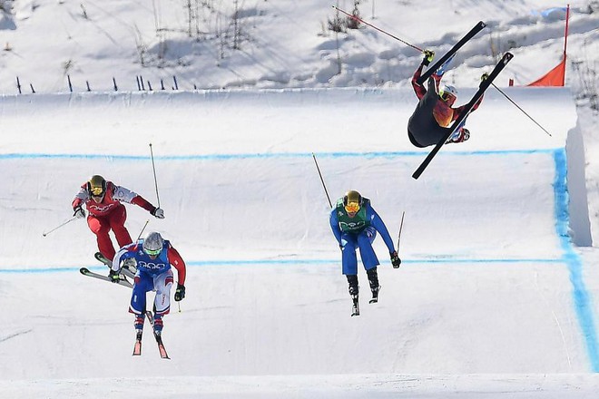 Rơi từ độ cao 30m, vận động viên trượt tuyết vỡ xương chậu ở Olympic mùa đông - Ảnh 2.