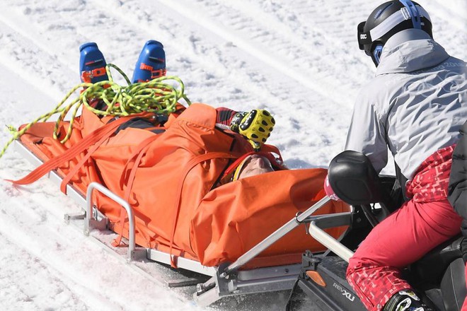 Rơi từ độ cao 30m, vận động viên trượt tuyết vỡ xương chậu ở Olympic mùa đông - Ảnh 3.