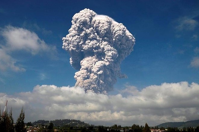 Ảnh: Núi lửa Sinabung phun tro bụi phủ kín đảo Sumatra ở Indonesia - Ảnh 1.