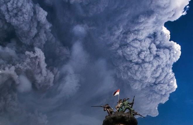 Ảnh: Núi lửa Sinabung phun tro bụi phủ kín đảo Sumatra ở Indonesia - Ảnh 2.