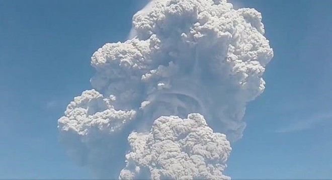 Ảnh: Núi lửa Sinabung phun tro bụi phủ kín đảo Sumatra ở Indonesia - Ảnh 3.