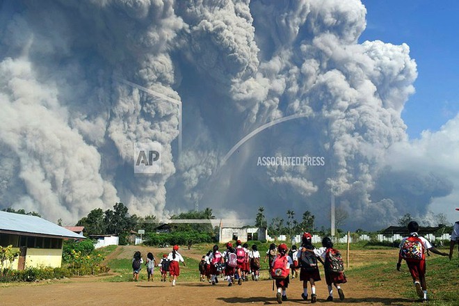 Ảnh: Núi lửa Sinabung phun tro bụi phủ kín đảo Sumatra ở Indonesia - Ảnh 5.