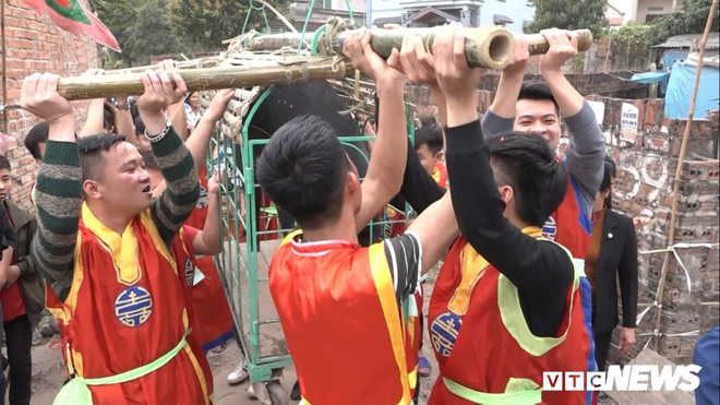 Ảnh: H&agrave;ng trăm trai l&agrave;ng đuổi bắt lợn đầu năm mới cầu may - Ảnh 5.