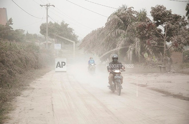 Ảnh: Núi lửa Sinabung phun tro bụi phủ kín đảo Sumatra ở Indonesia - Ảnh 6.