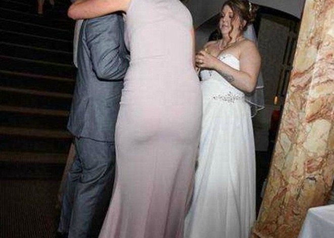 Được thuê chụp đám cưới, nhiếp ảnh gia chụp cô dâu chú rể thì ít, mà chụp tới 96 tấm ảnh nhạy cảm của 2 phù dâu - Ảnh 2.