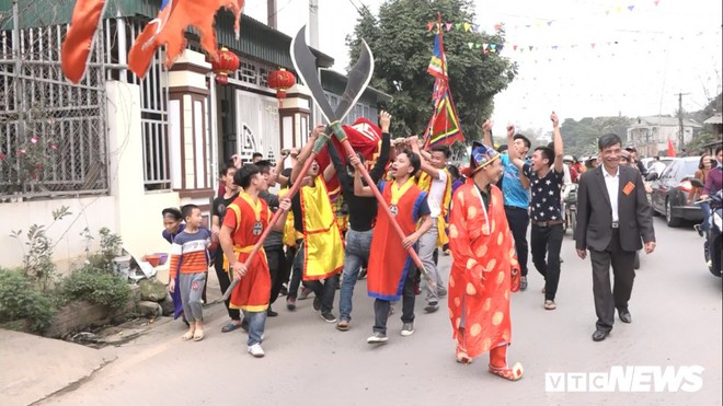 Ảnh: H&agrave;ng trăm trai l&agrave;ng đuổi bắt lợn đầu năm mới cầu may - Ảnh 10.