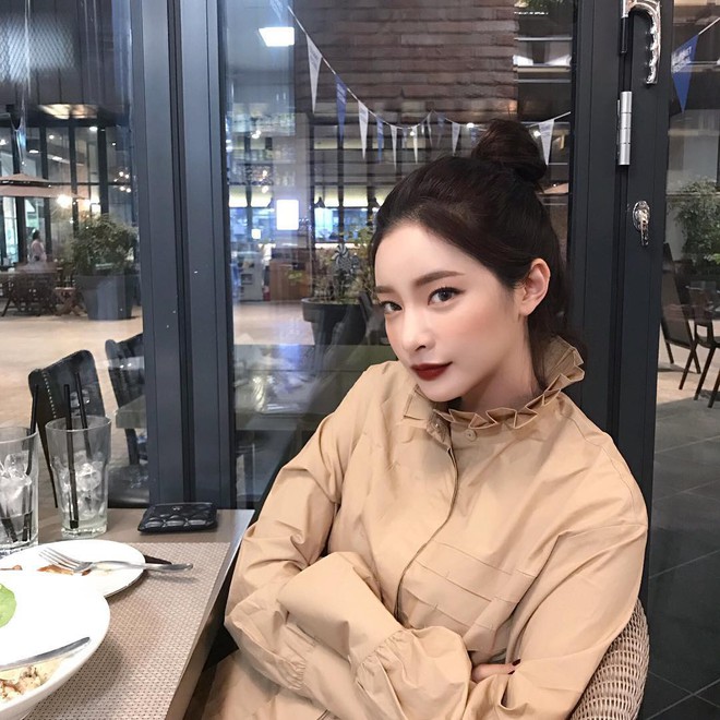 M&ugrave;a Xu&acirc;n n&agrave;y son m&agrave;u sậm được dự đo&aacute;n l&agrave; hot hơn cả v&agrave; đ&acirc;y l&agrave; 6 c&acirc;y son đỏ bầm đẹp m&ecirc; m&agrave; bạn n&ecirc;n sắm - Ảnh 2.