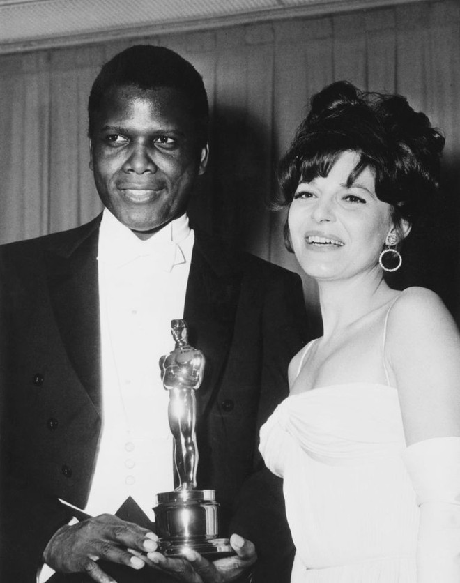 Nhìn lại những phút giây kinh điển nhất trên sân khấu trao giải Oscar suốt 89 năm qua (Phần 1) - Ảnh 2.
