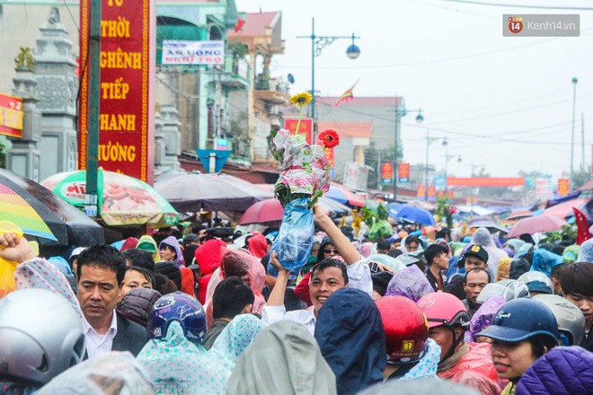 Hàng ngàn người đội mưa tìm về chợ Viềng để mua hàng cầu may - Ảnh 1.