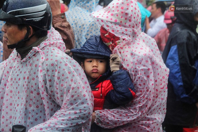 Hàng ngàn người đội mưa tìm về chợ Viềng để mua hàng cầu may - Ảnh 5.