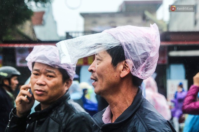 Hàng ngàn người đội mưa tìm về chợ Viềng để mua hàng cầu may - Ảnh 4.