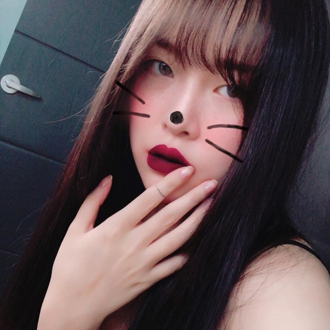 M&ugrave;a Xu&acirc;n n&agrave;y son m&agrave;u sậm được dự đo&aacute;n l&agrave; hot hơn cả v&agrave; đ&acirc;y l&agrave; 6 c&acirc;y son đỏ bầm đẹp m&ecirc; m&agrave; bạn n&ecirc;n sắm - Ảnh 1.