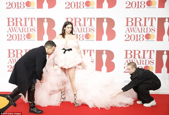 Thảm đỏ BRIT Awards: Người lộng lẫy như công chúa, kẻ khoe da thịt gợi cảm tại đêm trao giải lớn nhất nước Anh - Ảnh 3.