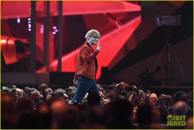 Brit Awards 2018: Hai c&aacute;i t&ecirc;n trẻ măng đ&aacute;nh bật hội người gi&agrave; để ẵm hết giải bự - Ảnh 2.