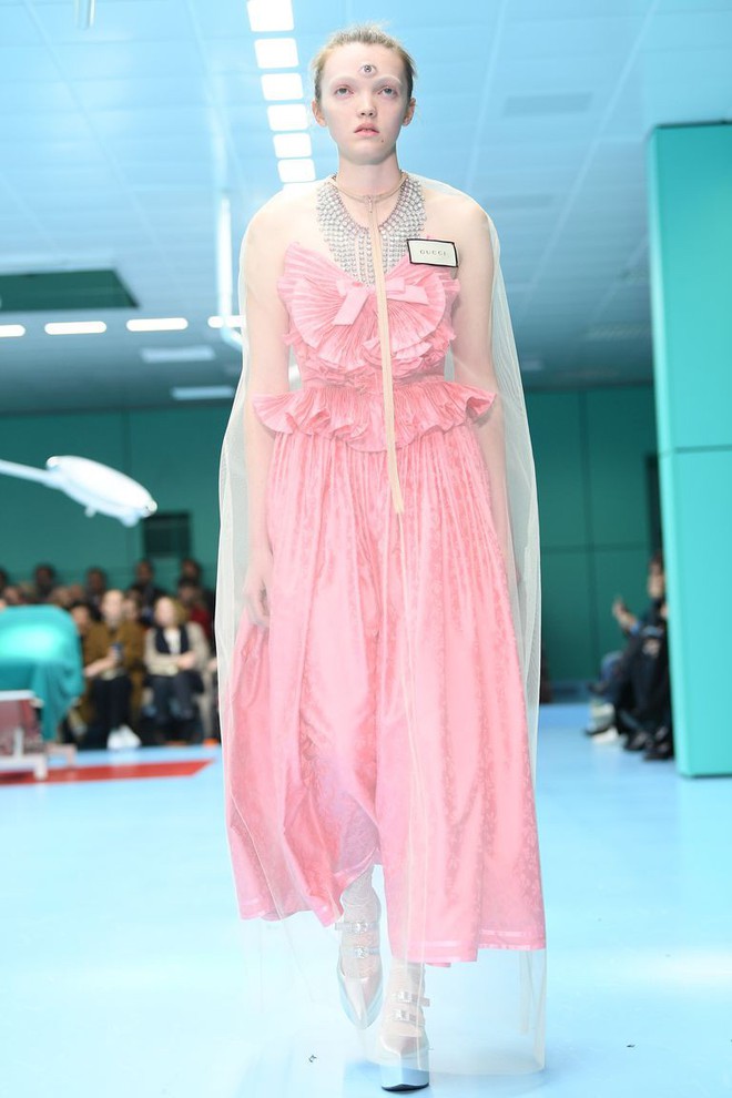 Show mới của Gucci dị qu&ecirc;n lối về: Người mẫu &ocirc;m... thủ cấp để catwalk, kẻ lại v&aacute;c nguy&ecirc;n con rồng - Ảnh 7.