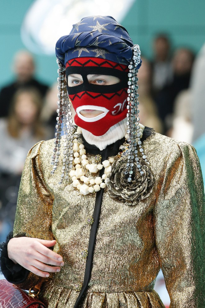 Show mới của Gucci dị qu&ecirc;n lối về: Người mẫu &ocirc;m... thủ cấp để catwalk, kẻ lại v&aacute;c nguy&ecirc;n con rồng - Ảnh 5.