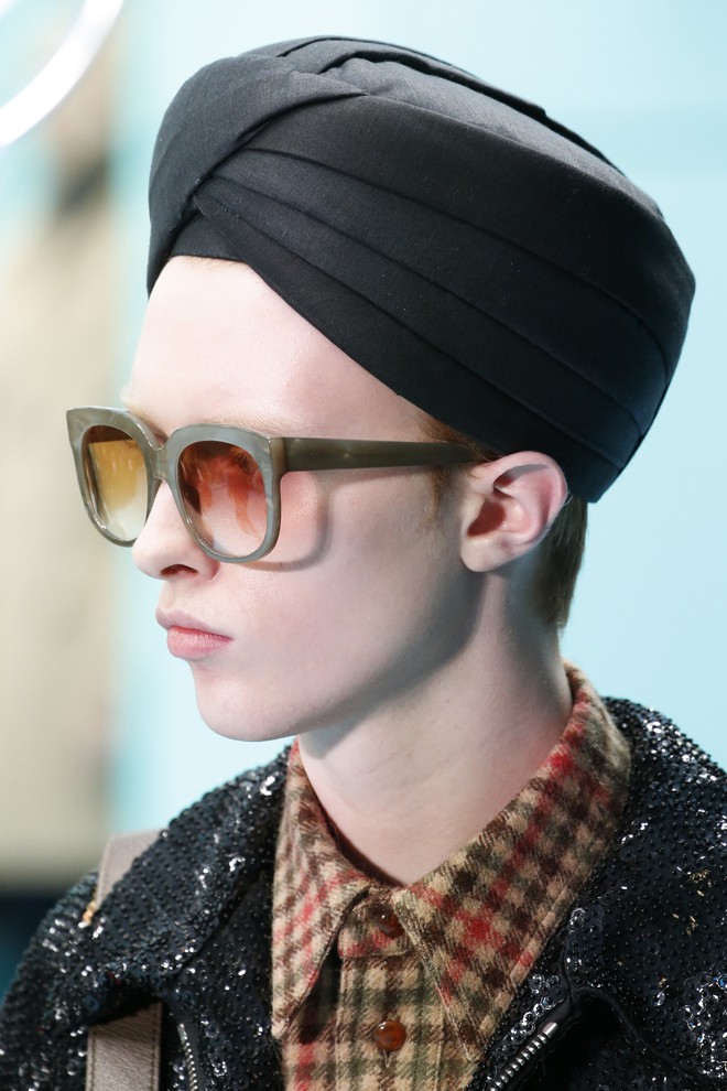Show mới của Gucci dị qu&ecirc;n lối về: Người mẫu &ocirc;m... thủ cấp để catwalk, kẻ lại v&aacute;c nguy&ecirc;n con rồng - Ảnh 11.