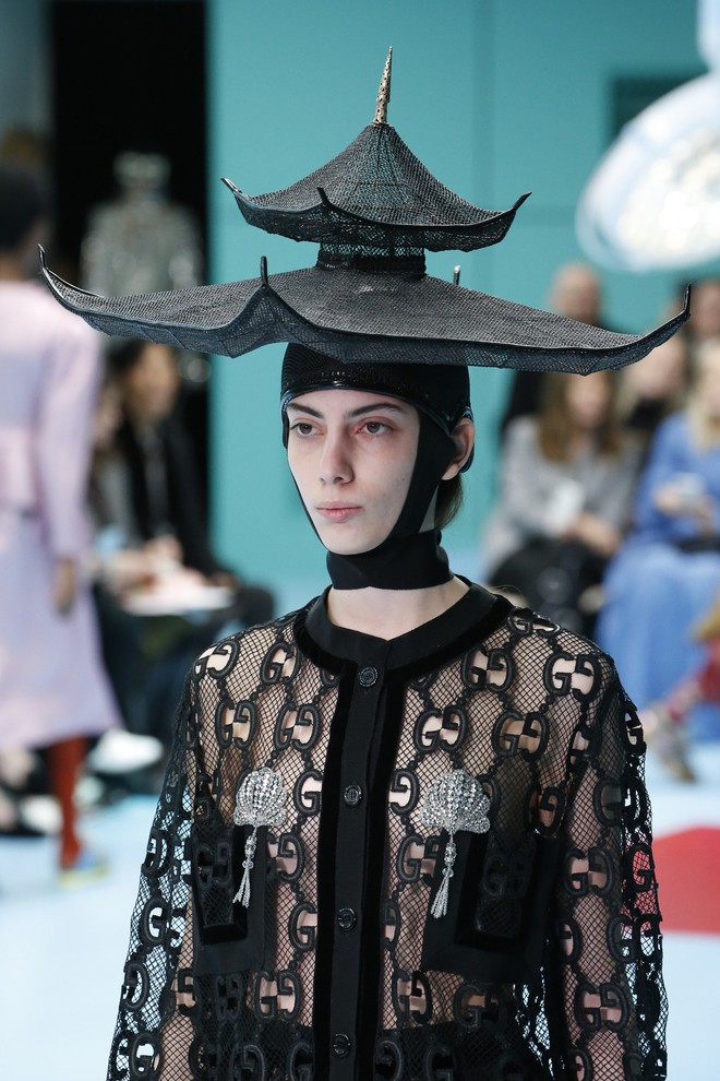 Show mới của Gucci dị qu&ecirc;n lối về: Người mẫu &ocirc;m... thủ cấp để catwalk, kẻ lại v&aacute;c nguy&ecirc;n con rồng - Ảnh 10.