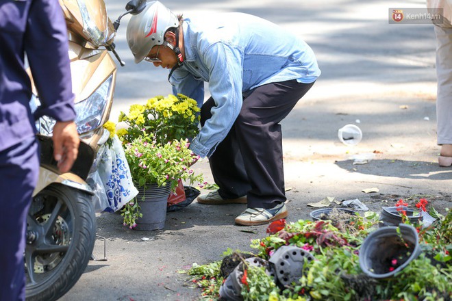 Người dân hào hứng lựa những chậu hoa tươi đem về nhà sau khi bế mạc Hội hoa xuân ở Sài Gòn - Ảnh 5.