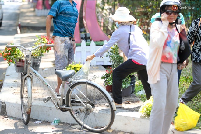 Người dân hào hứng lựa những chậu hoa tươi đem về nhà sau khi bế mạc Hội hoa xuân ở Sài Gòn - Ảnh 8.