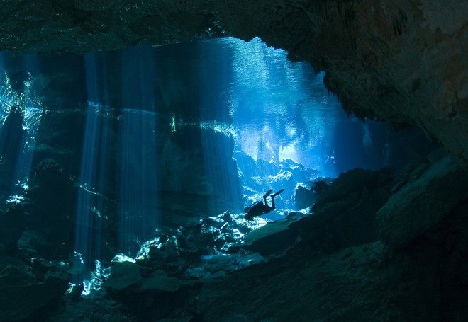 Không chỉ là hang động dưới nước lớn nhất thế giới, các nhà thám hiểm còn phát hiện được điều kì diệu này - Ảnh 1.