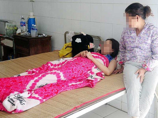 Phụ huynh đ&aacute;nh c&ocirc; gi&aacute;o g&atilde;y mũi rồi bỏ trốn - Ảnh 1.