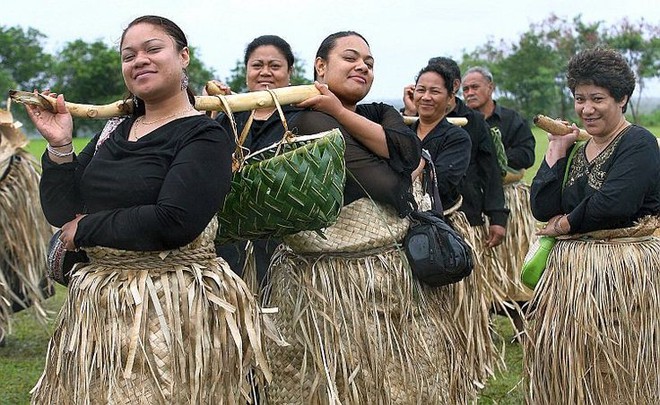 Ghé thăm Tonga, nơi phụ nữ phải béo mới đẹp, chồng đi chơi về muộn là lấy gậy tre ra... đánh - Ảnh 2.