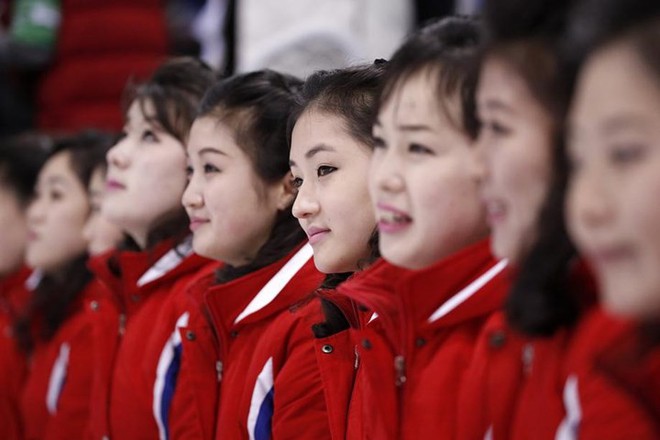 Ảnh: Những “bóng hồng” hoạt náo viên Triều Tiên tỏa nắng ở Olympic - Ảnh 1.