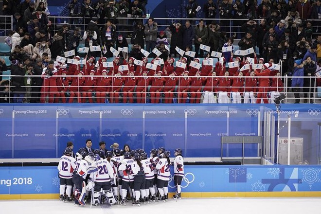 Ảnh: Những “bóng hồng” hoạt náo viên Triều Tiên tỏa nắng ở Olympic - Ảnh 2.