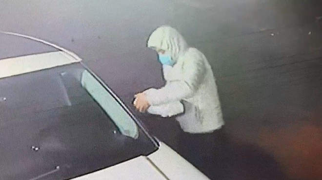 Clip: Chưa đầy 1 phút, kẻ gian đã vặt trộm cả cặp gương chiếu hậu của xế hộp Range Rover trên đường phố Hà Nội - Ảnh 2.