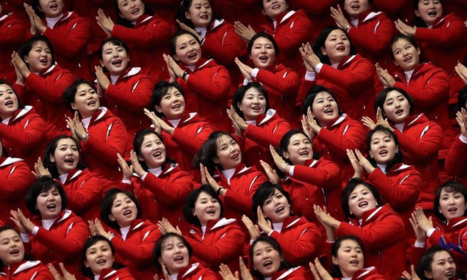 Ảnh: Những &ldquo;b&oacute;ng hồng&rdquo; hoạt n&aacute;o vi&ecirc;n Triều Ti&ecirc;n tỏa nắng ở Olympic - Ảnh 9.