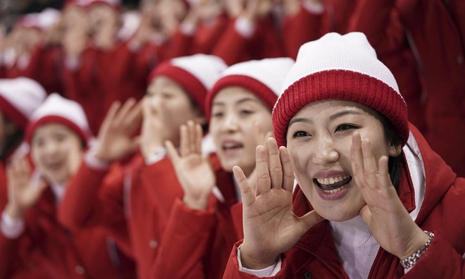 Ảnh: Những &ldquo;b&oacute;ng hồng&rdquo; hoạt n&aacute;o vi&ecirc;n Triều Ti&ecirc;n tỏa nắng ở Olympic - Ảnh 10.