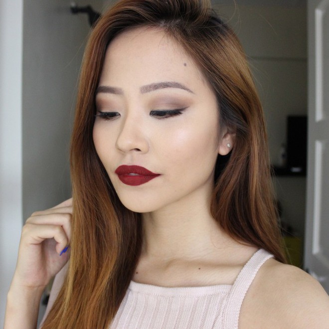 M&ugrave;a Xu&acirc;n n&agrave;y son m&agrave;u sậm được dự đo&aacute;n l&agrave; hot hơn cả v&agrave; đ&acirc;y l&agrave; 6 c&acirc;y son đỏ bầm đẹp m&ecirc; m&agrave; bạn n&ecirc;n sắm - Ảnh 9.