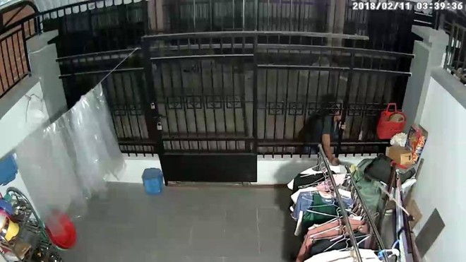 Clip: Thanh niên nửa đêm mang cần đi câu trộm đồ lót bị camera ghi lại toàn bộ - Ảnh 2.